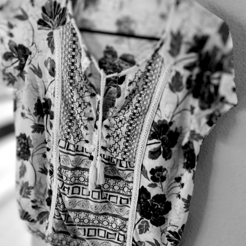 Women's top. Black and white print. Lightweight cotton.